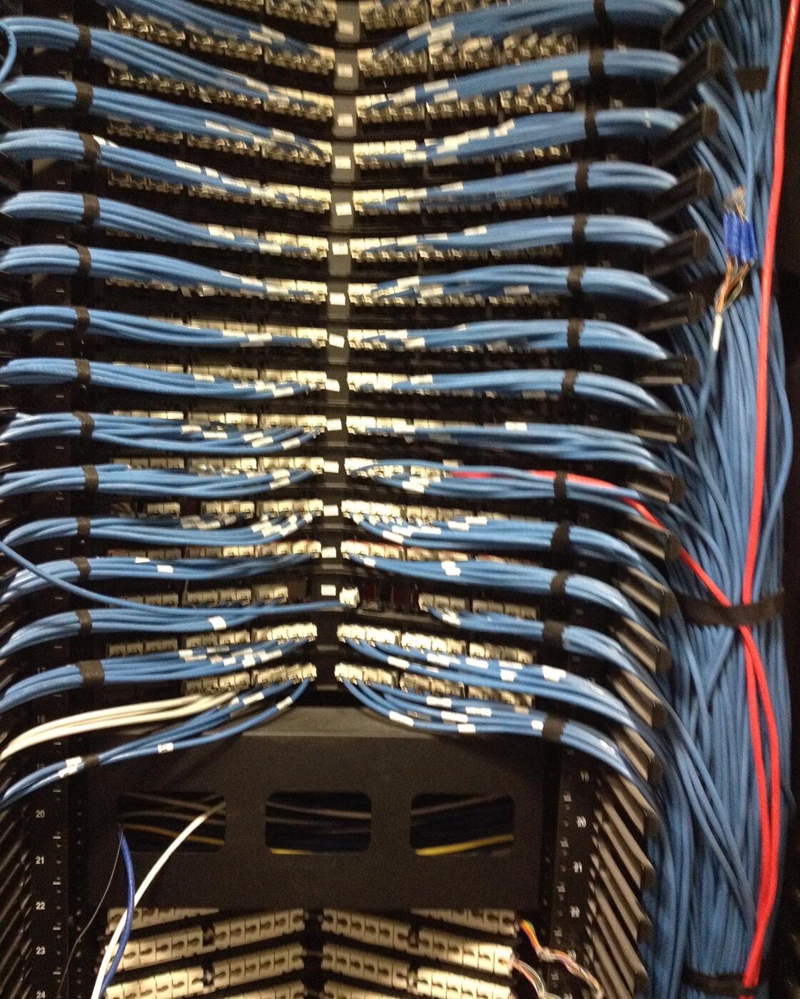 Rack técnico com cabeamento estruturado organizado