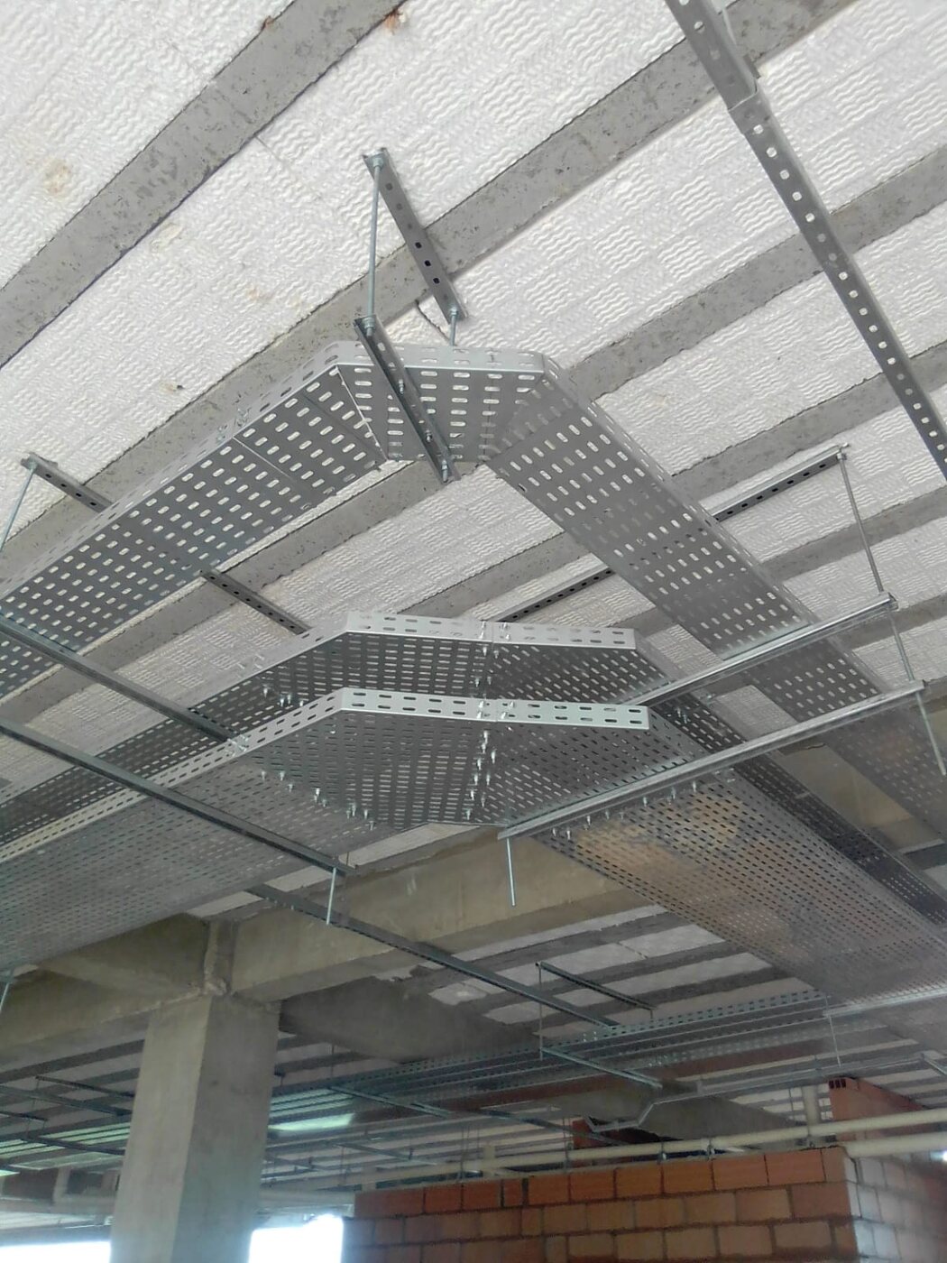 Eletrocalhas e infraestrutura elétrica instaladas em edificação