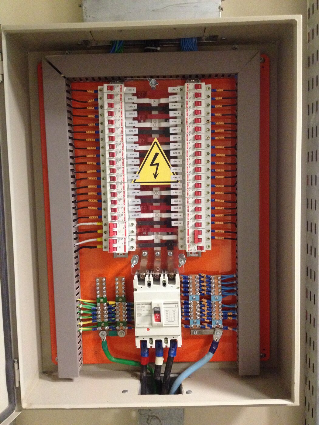 Quadro elétrico montado e organizado