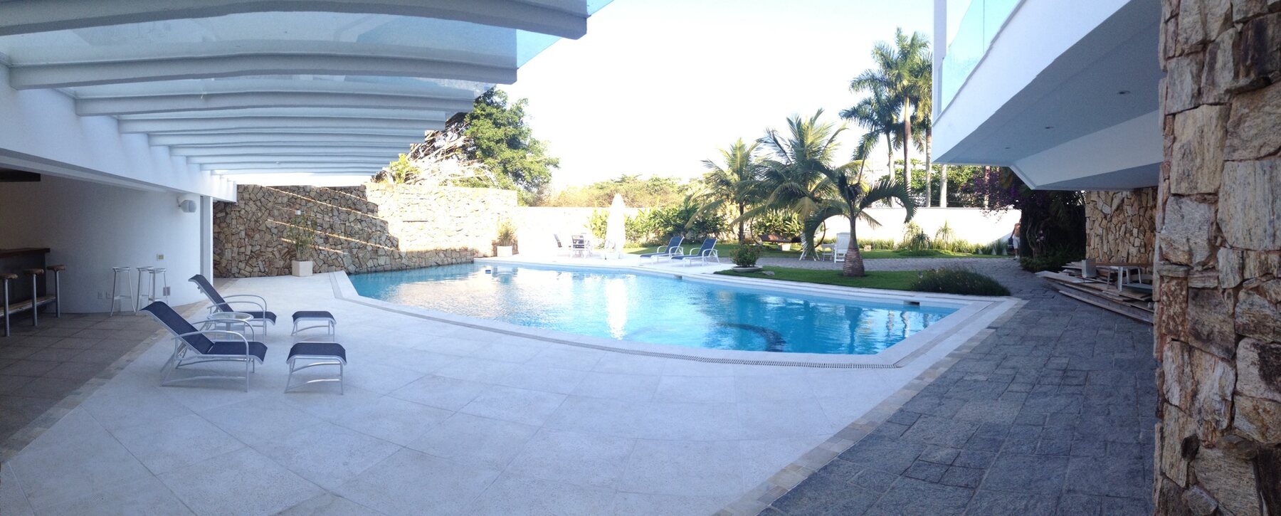 Área de lazer com piscina em residência de alto padrão