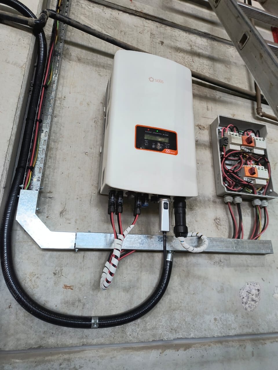 Equipamentos de sistema fotovoltaico instalados pela equipe técnica